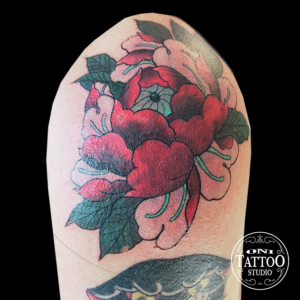 Oni Tattoo tatouages Lorient-queven-guidek-gestel-quimper-quimperle-lanester-larmor-plage-ploemeur-caudan-traditonnel-japoanis-irezumi-floral-couleur-noir-et-gris-petit-tatouage