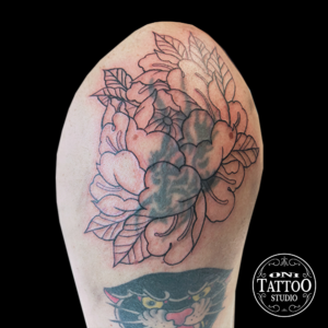 Oni Tattoo tatouages Lorient-queven-guidek-gestel-quimper-quimperle-lanester-larmor-plage-ploemeur-caudan-traditonnel-japoanis-irezumi-floral-couleur-noir-et-gris-petit-tatouage