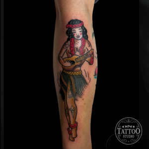 Tatouage old school Lorient, pin up Sailor Jerry en couleurs.