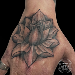 Oni Tattoo tatouages Lorient-queven-guidel-gestel-quimper-quimperle-lanester-larmor-plage-ploemeur-caudan-traditonnel-japoanis-irezumi-floral-couleur-noir-et-gris-petit-tatouage