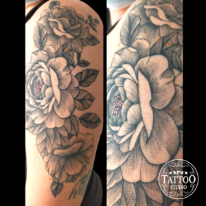 Oni Tattoo tatouages Lorient-queven-guidel-gestel-quimper-quimperle-lanester-larmor-plage-ploemeur-caudan-traditonnel-japoanis-irezumi-floral-couleur-noir-et-gris-petit-tatouage