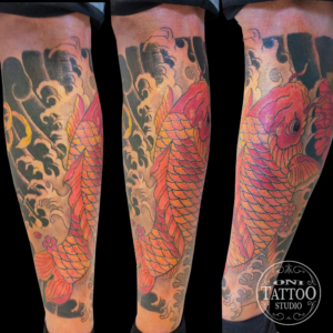 Bas de jambes, tatouage japonais Lorient, irezumi, carpe japonaise en couleurs. Koï