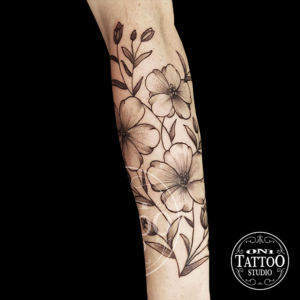 Oni Tattoo tatouages Lorient-queven-guidel-gestel-quimper-quimperle-lanester-larmor-plage-ploemeur-caudan-traditonnel-japoanis-irezumi-floral-couleur-noir-et-gris-petit-tatouage