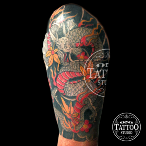 Oni Tattoo tatouages Lorient-queven-guidek-gestel-quimper-quimperle-lanester-larmor-plage-ploemeur-caudan-traditonnel-japoanis-irezumi-floral-couleur-noir-et-gris-petit-tatouage