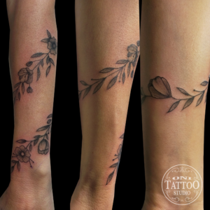 Oni Tattoo tatouages Lorient-queven-guidel-gestel-quimper-quimperle-lanester-larmor-plage-ploemeur-caudan-traditonnel-japoanis-irezumi-floral-couleur-noir-et-gris-petit-tatouage