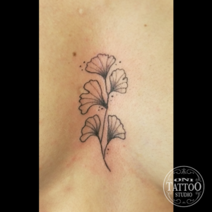 Oni Tattoo tatouages Lorient-queven-guidel-gestel-quimper-quimperle-lanester-larmor-plage-ploemeur-caudan-traditonnel-japoanis-irezumi-floral-couleur-noir-et-gris-petit-tatouage