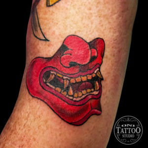 Oni Tattoo tatouages Lorient-queven-guidek-gestel-quimper-quimperle-lanester-larmor-plage-ploemeur-caudan-traditonnel-japoanis-irezumi-floral-couleur-noir-et-gris-petit-tatouage