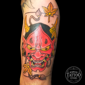 Oni Tattoo tatouages Lorient-queven-guidek-gestel-quimper-quimperle-lanester-larmor-plage-ploemeur-caudan-traditonnel-japoanis-irezumi-floral-couleur-noir-et-gris-petit-tatouage