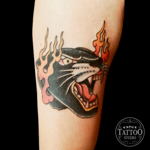 Oni Tattoo tatouages Lorient-queven-guidek-gestel-quimper-quimperle-lanester-larmor-plage-ploemeur-caudan-traditonnel-japoanis-irezumi-floral-couleur-noir-et-gris-petit-tatouage