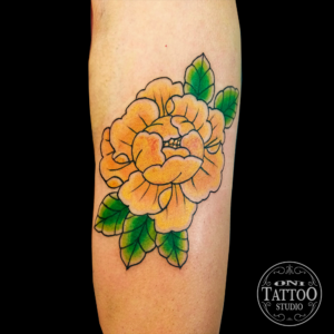 Oni Tattoo tatouages Lorient-queven-guidek-gestel-quimper-quimperle-lanester-larmor-plage-ploemeur-caudan-traditonnel-japoanis-irezumi-floral-couleur-noir-et-gris-petit-tatouage