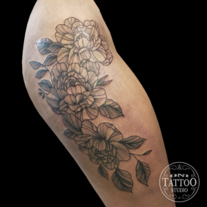 Oni Tattoo tatouages Lorient-queven-guidel-gestel-quimper-quimperle-lanester-larmor-plage-ploemeur-caudan-traditonnel-japoanis-irezumi-floral-couleur-noir-et-gris-petit-tatouage