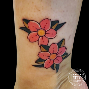 Oni Tattoo tatouages Lorient-queven-guidek-gestel-quimper-quimperle-lanester-larmor-plage-ploemeur-caudan-traditonnel-japoanis-irezumi-floral-couleur-noir-et-gris-petit-tatouage