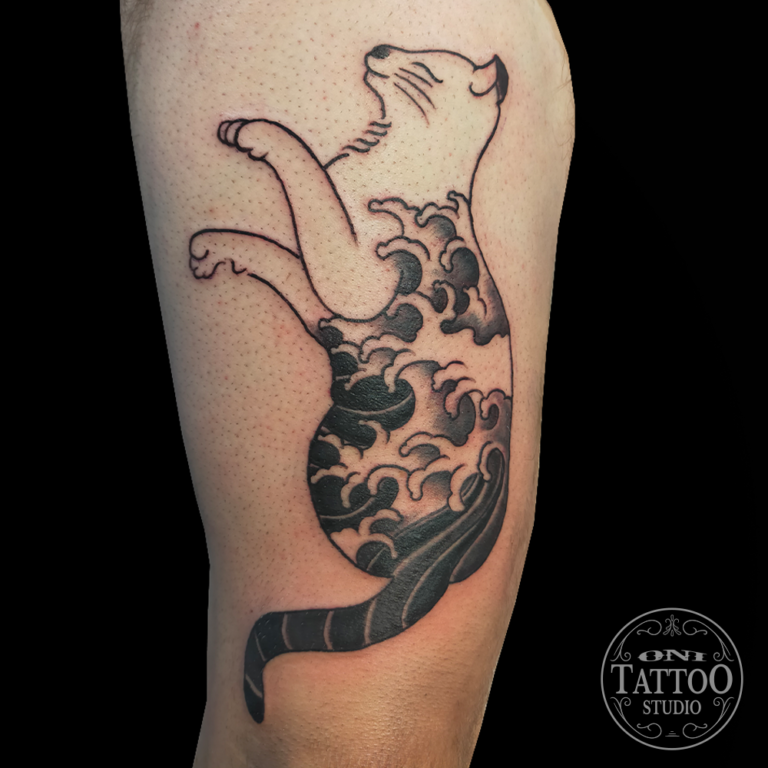 Contact ONI TATTOO Quéven. Chat tatoué d'un irezumi. Tatouage traditionnel Lorient