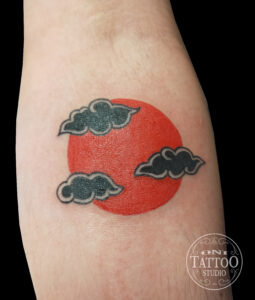 Nuage_Fond-Rouge-japon-Oni_tattoo_lorient-Queven-Traditionnel-Japonais-Tatouage_irezumi_trad_oldschool_graphique-morbhan-guidel-ploemeur-gestel-quimperle