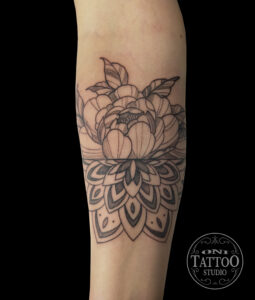 Tatouage floral à Lorient, pivoine avec un mandala, en noir et gris