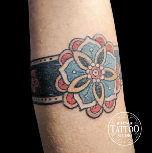 Fleurs-traditionnel-bracelet_Fond-Rouge-japon-Oni_tattoo_lorient-Queven-Traditionnel-Japonais-Tatouage_irezumi_trad_oldschool_graphique-morbhan-guidel-ploemeur-gestel-quimperle