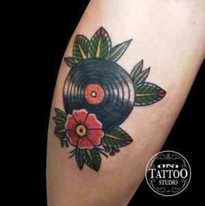 Vinyle-traditionnel-Rouge-japon-Oni_tattoo_lorient-Queven-Traditionnel-Japonais-Tatouage_irezumi_trad_oldschool_graphique-morbhan-guidel-ploemeur-gestel-quimperle