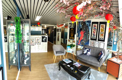 Intérieur du salon de tatouages Oni Tattoo Quéven, Lorient. tatoueur lanester