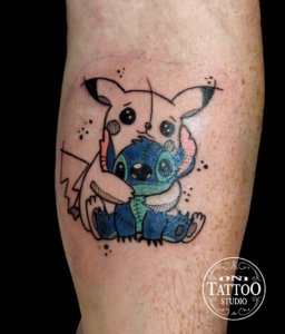 Tatouage de Pikachu tenant Stitch dans ses bras