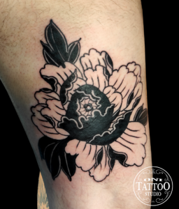 Tatouage traditionnel japonais d'une pivoine