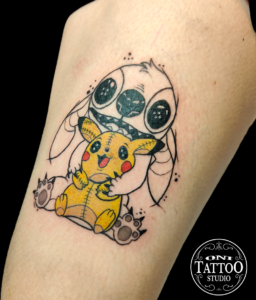 Tatouage de Stitch tenant Pikachu dans ses bras