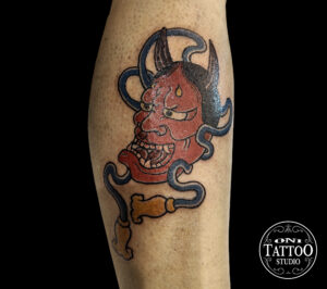 Tatouage couleur d'un masque Hannya japonais. Tatouage traditionnel Lorient