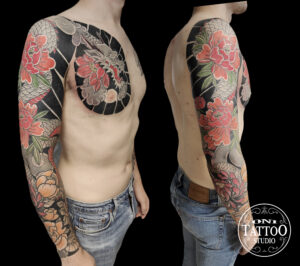 Tatouage japonais traditionnel, bras irezumi, motifs dragon et pivoines. Tatouage traditionnel Lorient