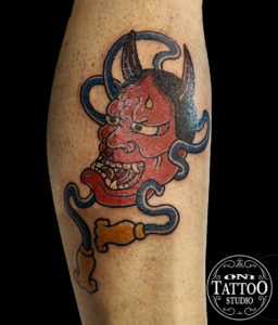 Tatouage d'un masque Hannya rouge. Réalisé en convention tattoo.