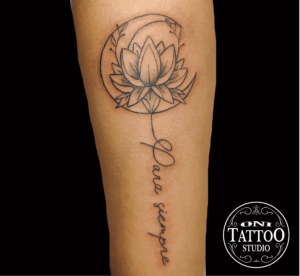 Tatouage de lotus et typographie. Traits fin, noirs.