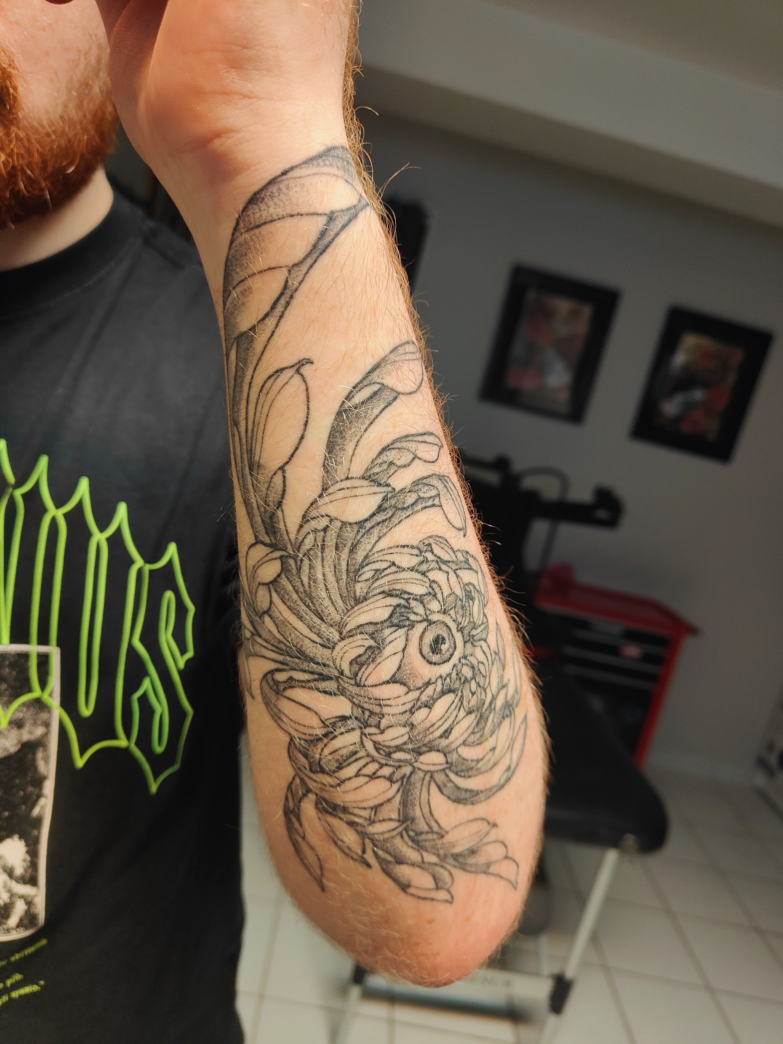 Tatouage en noir et gris d'un chrysanthème.